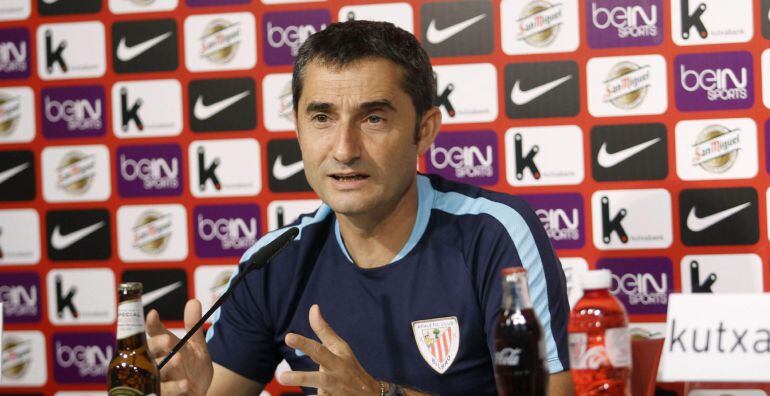 GRA204. BILBAO, 22/08/2015.- El entrenador del Athletic Club, Ernesto Valverde, durante la rueda de prensa que ha ofrecido hoy, en la víspera del partido de liga que enfrenta mañana a su equipo con el Barcelona en San Mamés. EFE/MIGUEL TOÑA