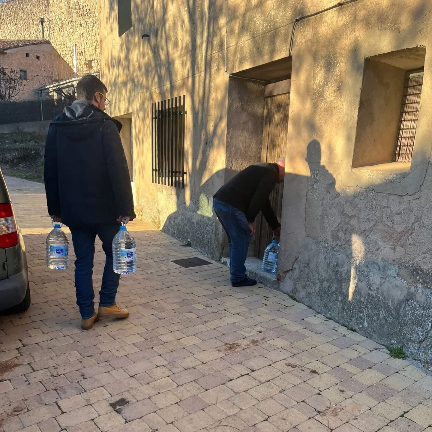 Suministro garrafas de agua en Atienza. Foto: Ayto Atienza