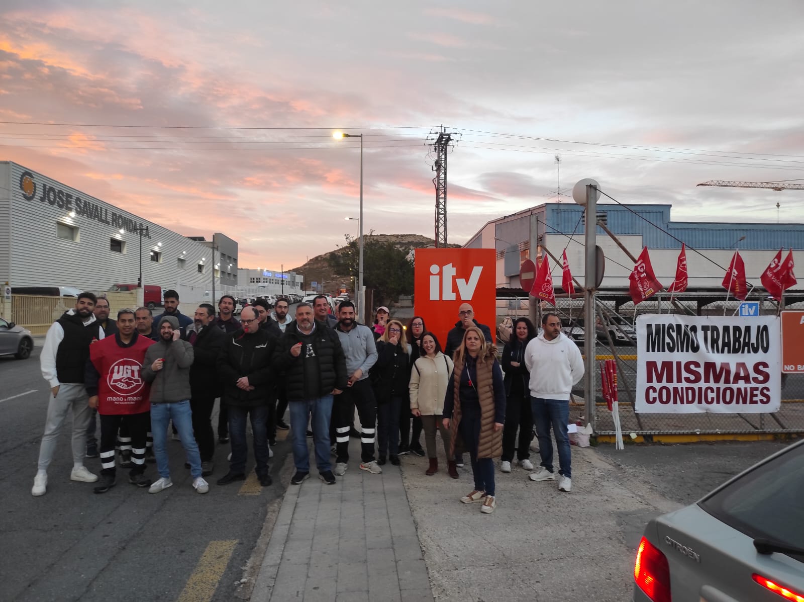 Trabajadores de la Inspección Técnica de Vehículos (ITV) de Alicante secundan el paro de 24 horas