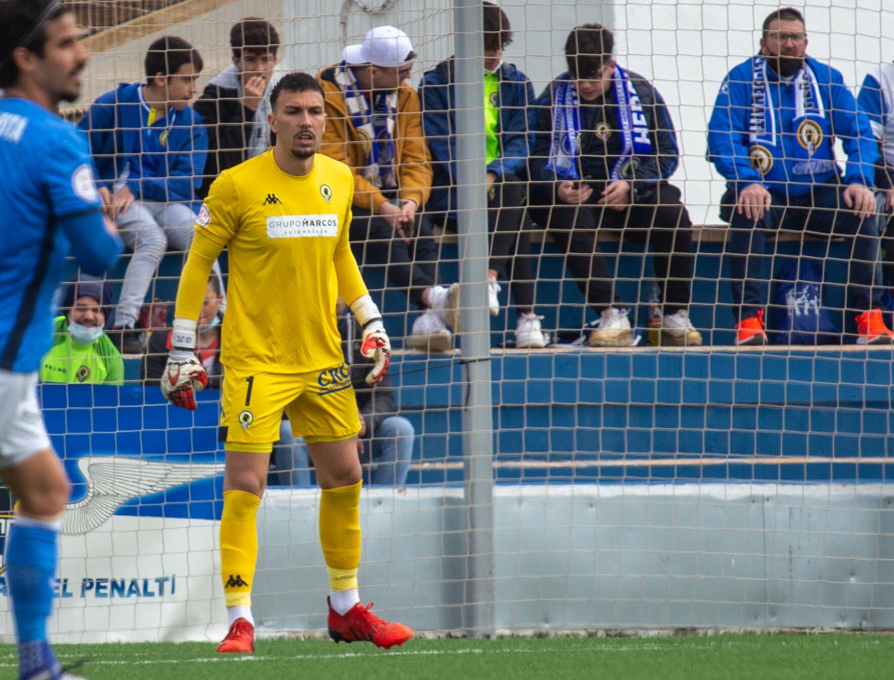 Adri López defiende la portería del Hércules ante el Mar Menor