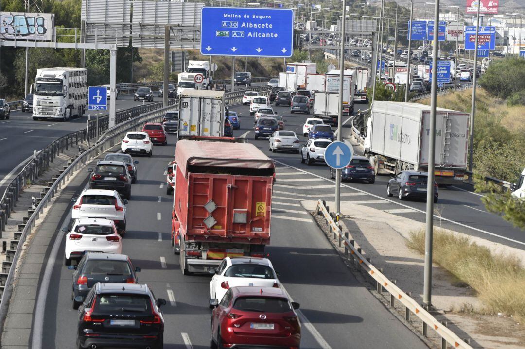 Varios vehículos circulan por la Autovía del Mediterráneo o A-7, en el nudo con la Autovía de Murcia o A-30. Foto archivo