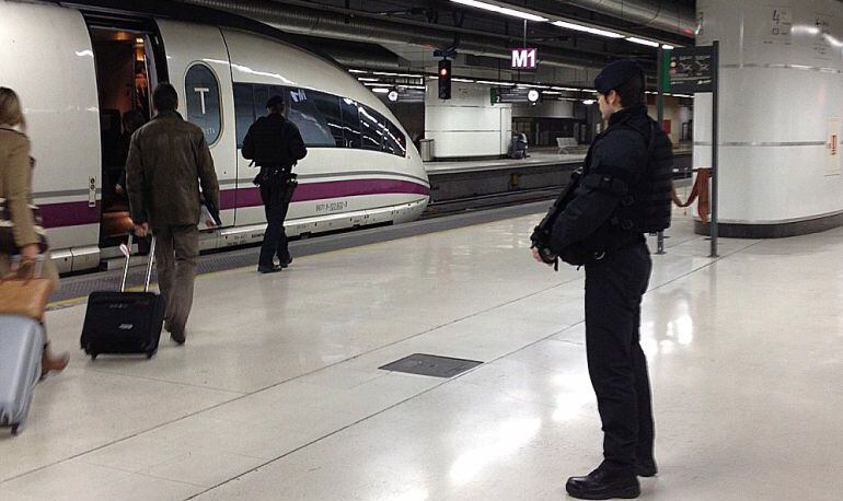 Dos mossos amb subfusell patrullen a una andana de l&#039;estació de Sants de Barcelona
