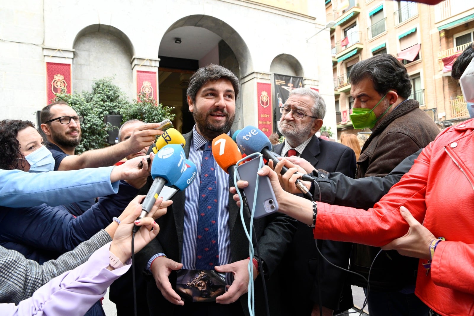 Fernando López MIras atiende a los periodistas tras asistir al besapié al Cristo del Perdón en la parroquia de San Antolín (Murcia)