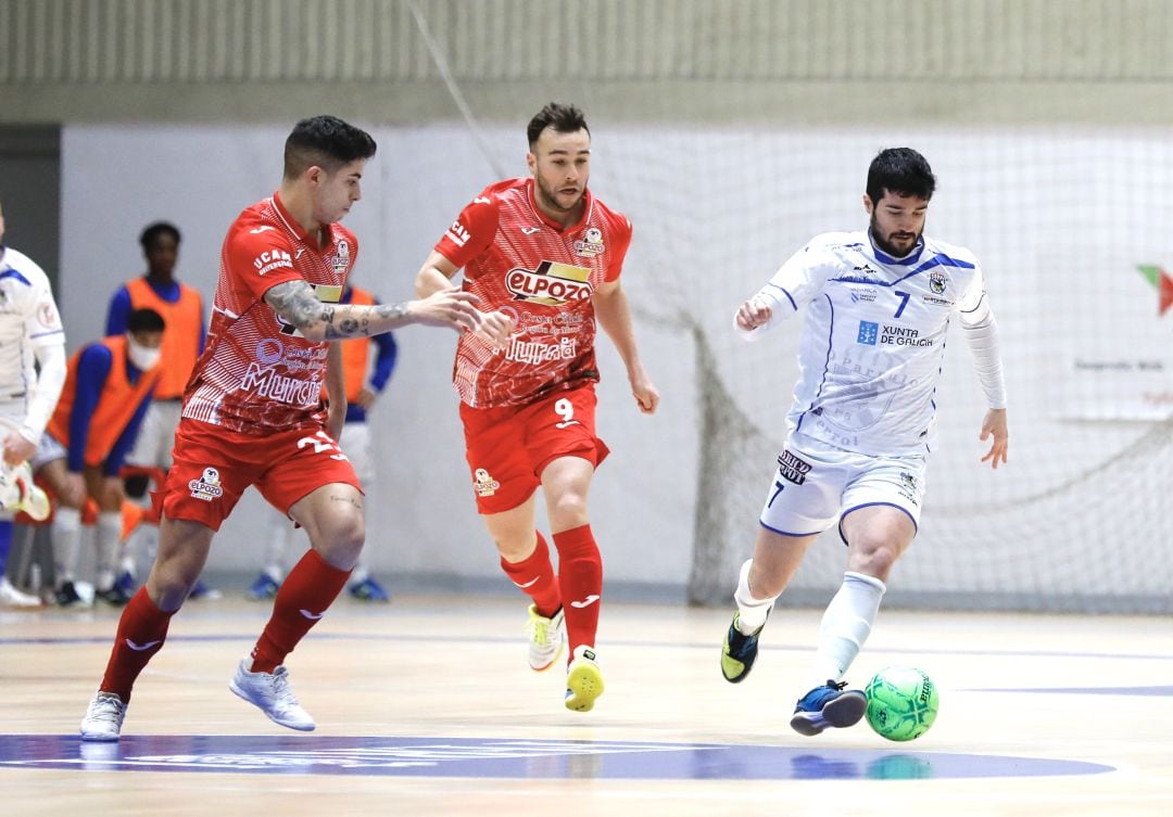 Darío va al corte del balón