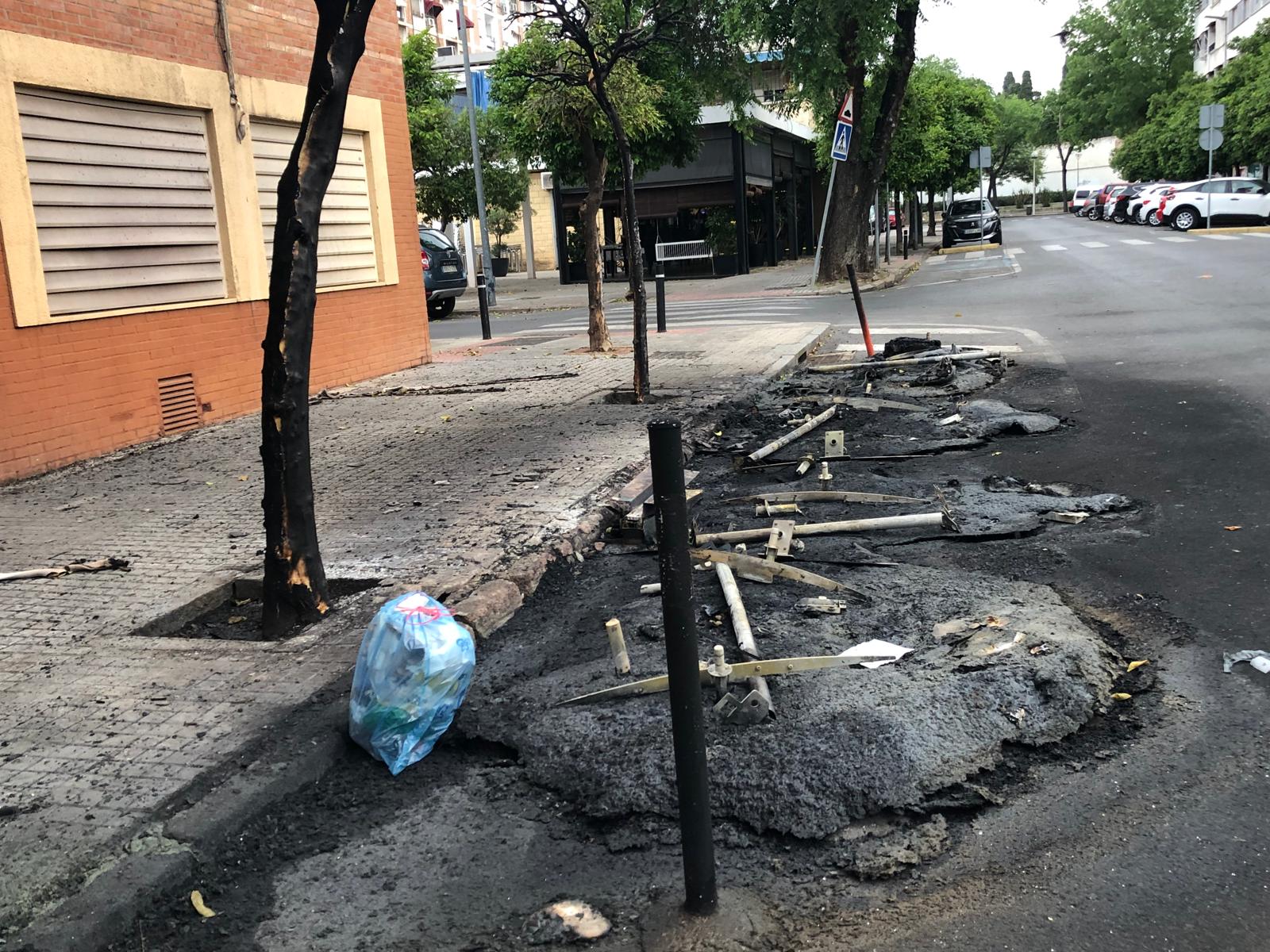 Contenedores quemados en la Fuensanta