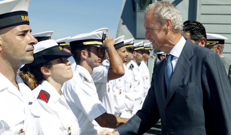 El ministro de defensa, Pedro Morenés, durante su visita a Somalia.