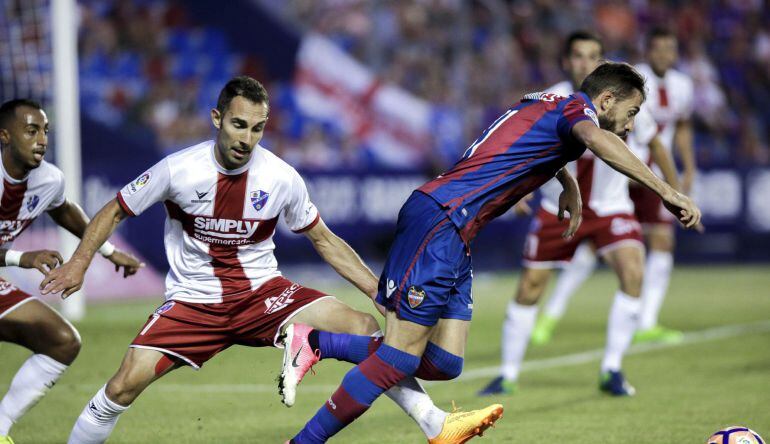 Ferreiro (Huesca) trata de quitarle la pelota a Morales (Levante)