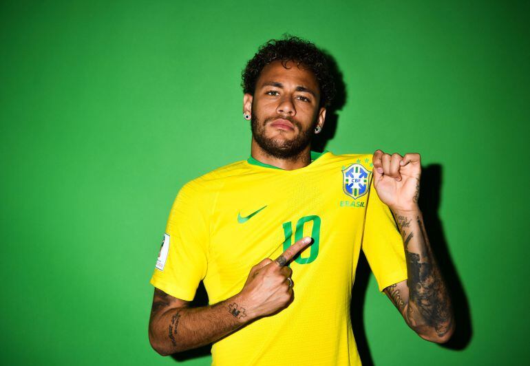 Neymar se señala el escudo de la CBF