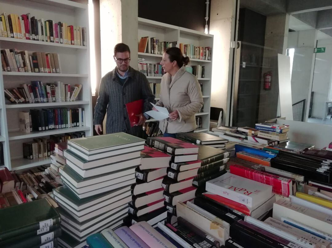 El edil de Educación, Ángel Martínez, y la alcaldesa, Mari Paz Fernández, han visitado la biblioteca