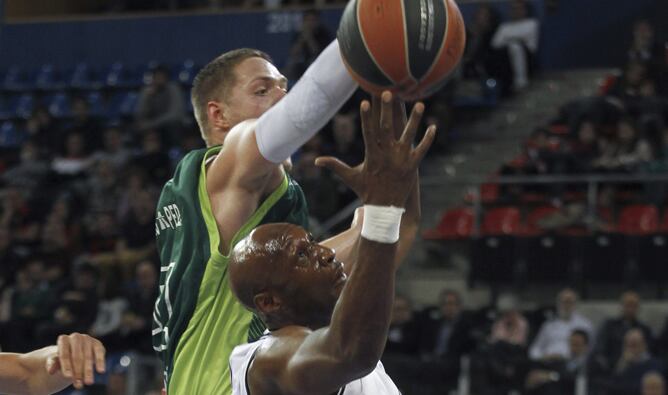 Lamad Odom lucha por un rebote con Vladimir Stimac.