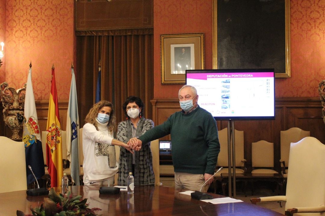 &quot;La presidenta y el vicepresidente de la Diputación, Carmela Silva y César Mosquera, respectivamente, flanqueando a la alcaldesa de Tomiño, Sandra González&quot;.