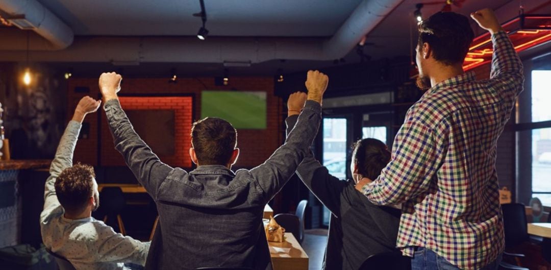 Aficionados celebrando un gol en un bar 