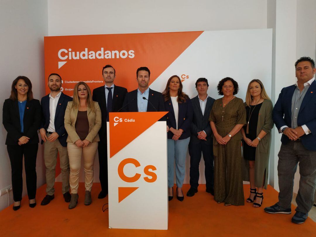 Carlos Pérez junto a su equipo para el 26M