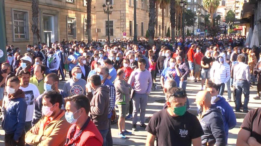 Cientos de trabajadores del naval convergieron en la delegación territorial de la Xunta en Vigo.