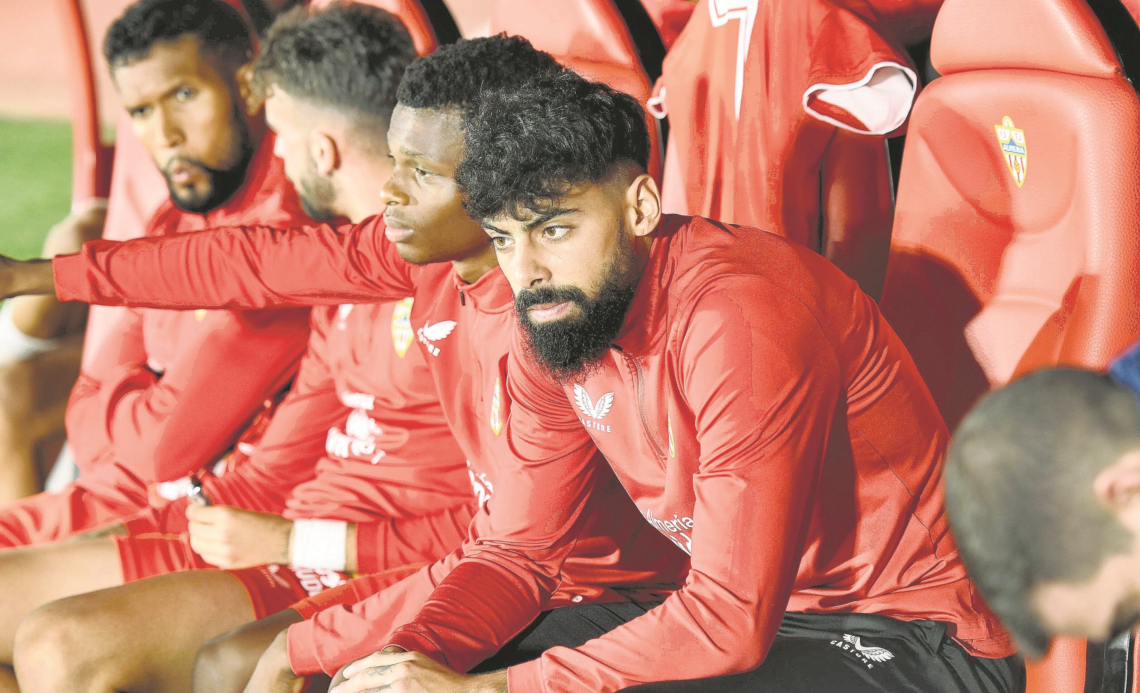 El banquillo del Almería contra el Getafe con Samú, Ramazani, Centelles, Sousa...