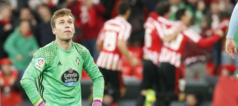 l guardameta del Celta de Vigo, Rubén Blanco, tras encajar el segundo gol durante el encuentro correspondiente a la decimosexta jornada de primera división, que han disputado esta noche frente al Athletic de Bilbao en el estadio San Mamés, en