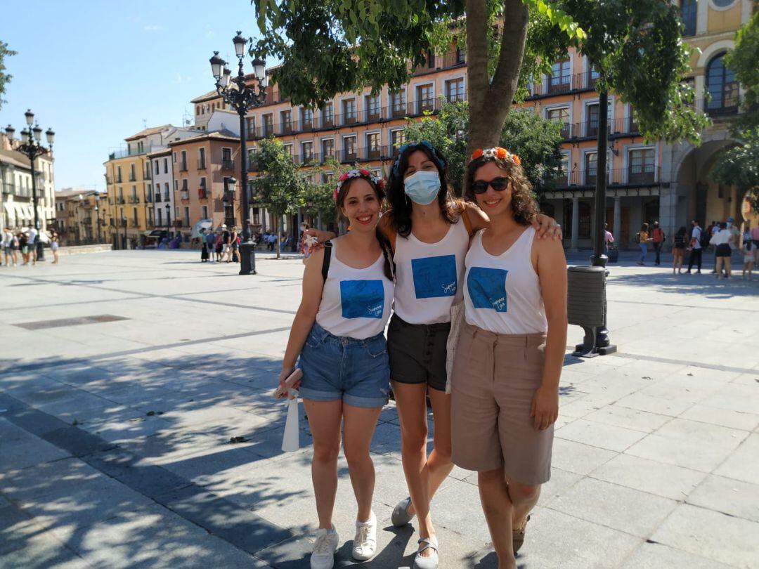 Un grupo de chicas que venían de turismo aprovechaban la poca aglomeración para bajarse la mascarilla en la Plaza de Zocodover