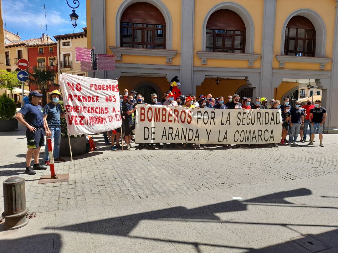 Bomberos de varios cuerpos municipales de Castilla y León han arropado a sus compañeros de Aranda en su concentración reivindicativa frente al ayuntamiento