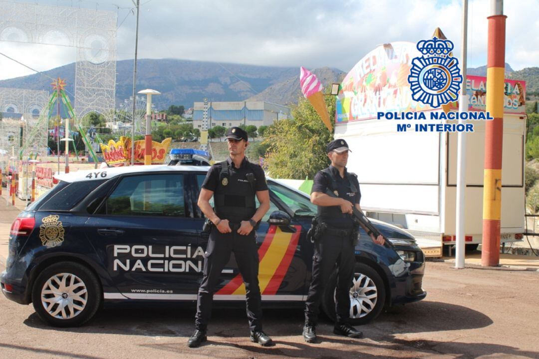 Agentes en el recinto ferial.