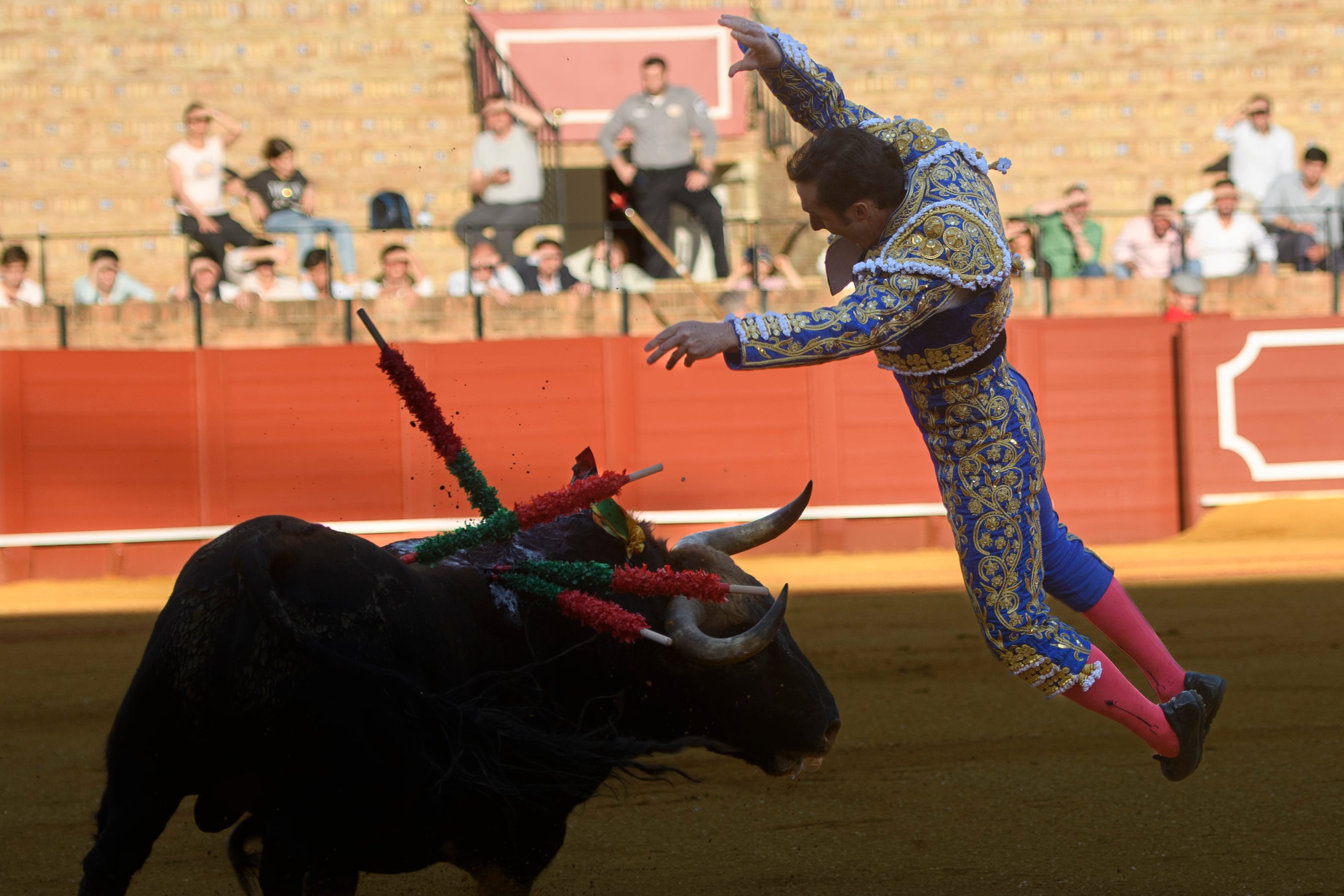 SEVILLA, 28/04/2022.- El diestro David Fandilla &quot;El Fandi&quot; en la lidia al segundo de los de su lote, durante la corrida de la Feria de Abril celebrada este jueves en la plaza de toros de La Maestranza, en Sevilla. EFE/Raúl Caro
