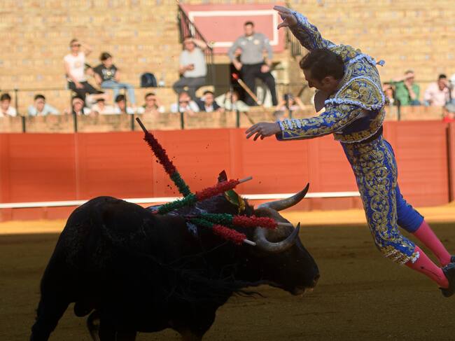 SEVILLA, 28/04/2022.- El diestro David Fandilla "El Fandi" en la lidia al segundo de los de su lote, durante la corrida de la Feria de Abril celebrada este jueves en la plaza de toros de La Maestranza, en Sevilla. EFE/Raúl Caro