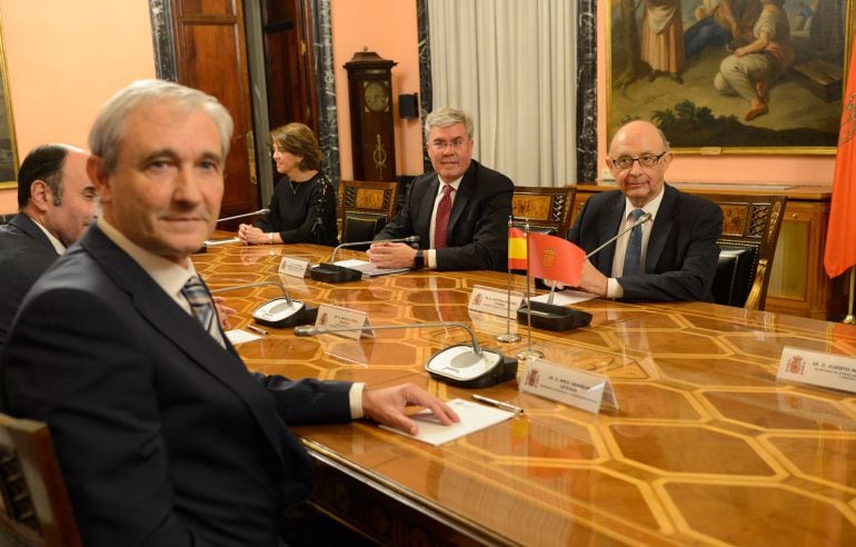 El consejero de Hacienda, Mikel Aranburu, en primer término, en la reunión con la representación del estado encabezada por el ministro Cristóbal Montoro