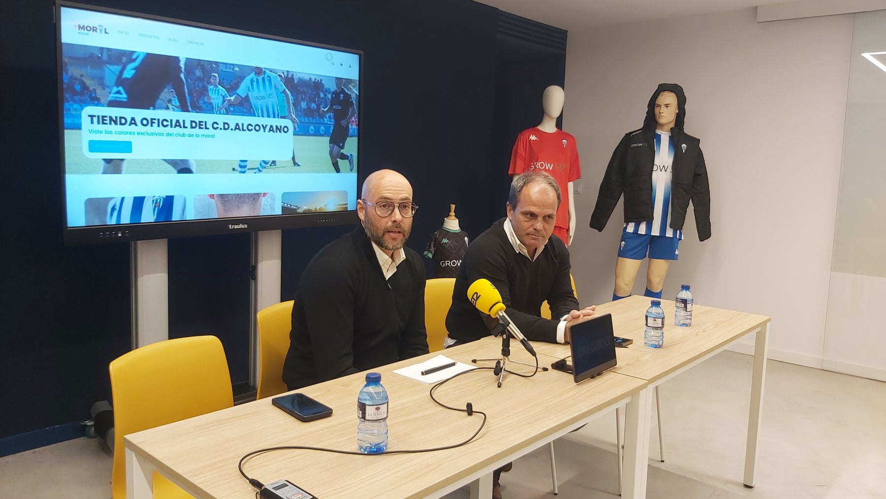 Miguel Ángel Llorens, durante la presentación de la página web-tienda oficial on-line del Alcoyano, acompañado por el secretario técnico blanquiazul, Josele González