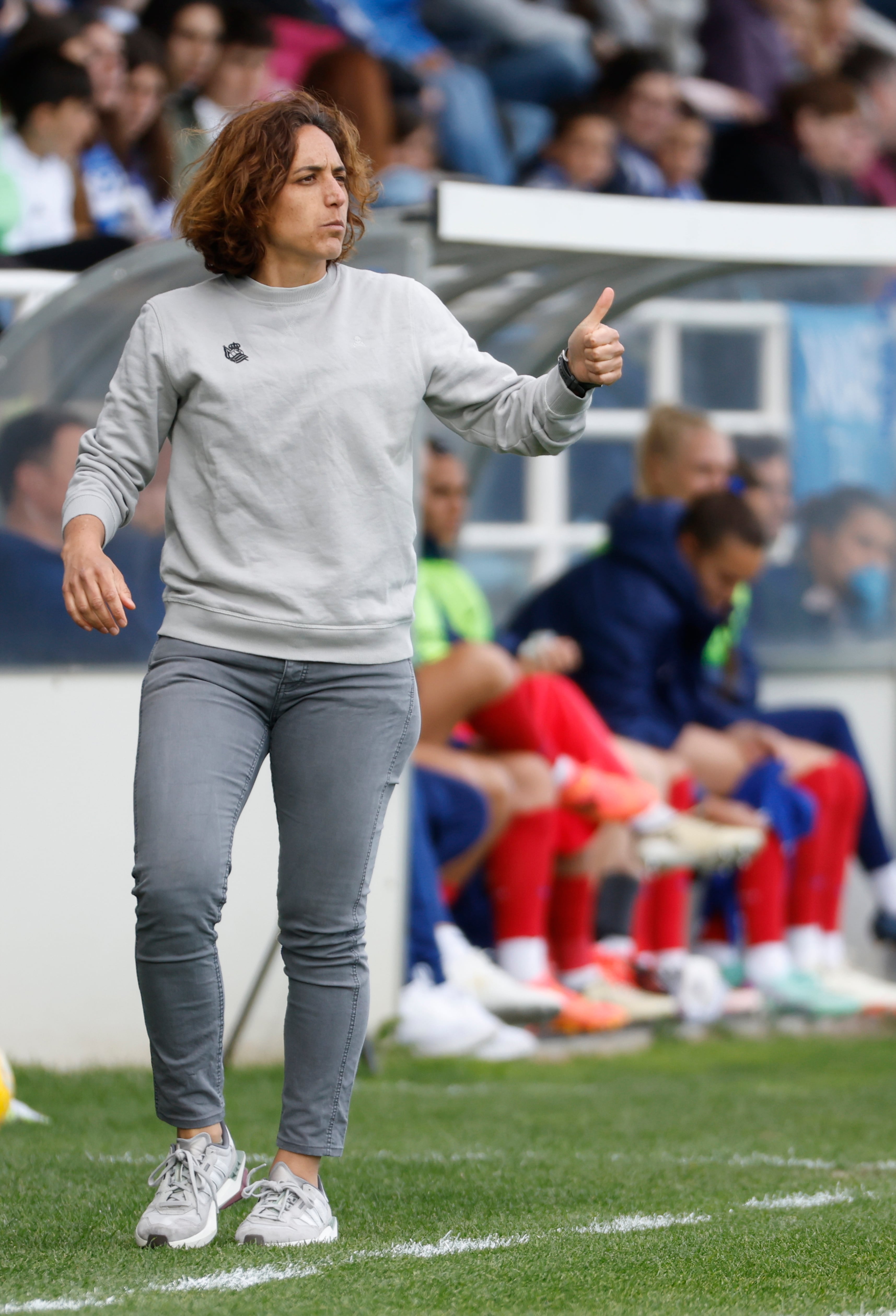 SAN SEBASTIÁN, 28/04/2024.- La entrenadora de la Real Sociedad, Natalia Arroyo, durante partido de la jornada 25 de la Liga F de fútbol ante el Atlético de Madrid, este domingo en el campo de Zubieta de San Sebastián. EFE/Javier Etxezarreta
