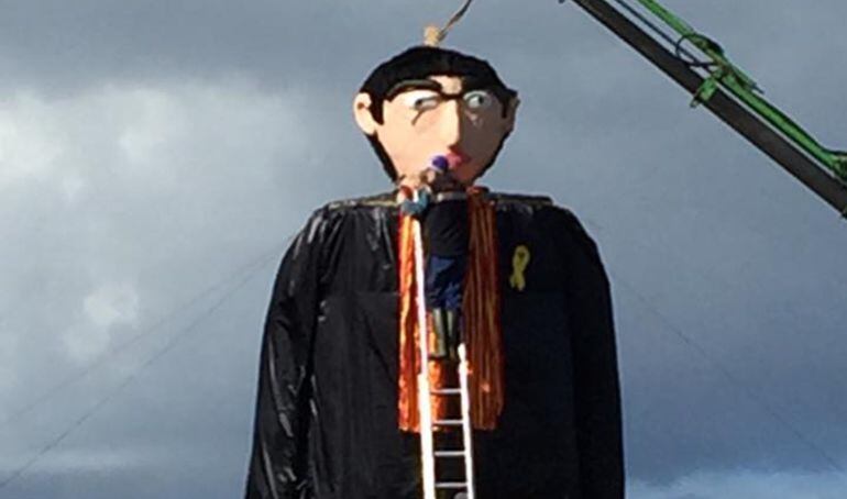 Figura gigante de Puigdemont quemada en el carnaval de Ribadeo