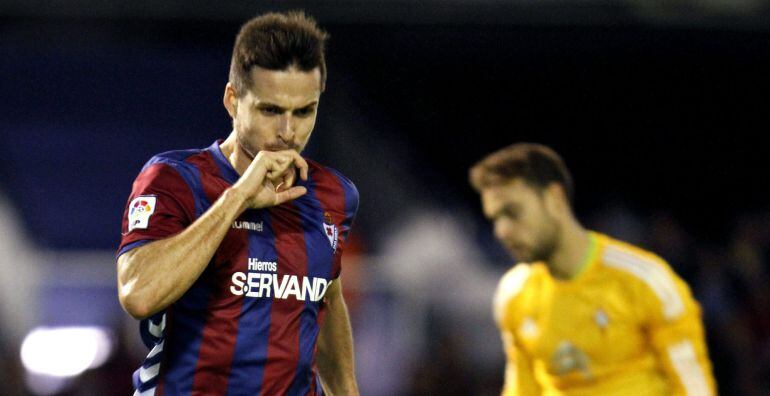  El jugador del Eibar Manu del Moral celebra tras marcar ante el Celta.