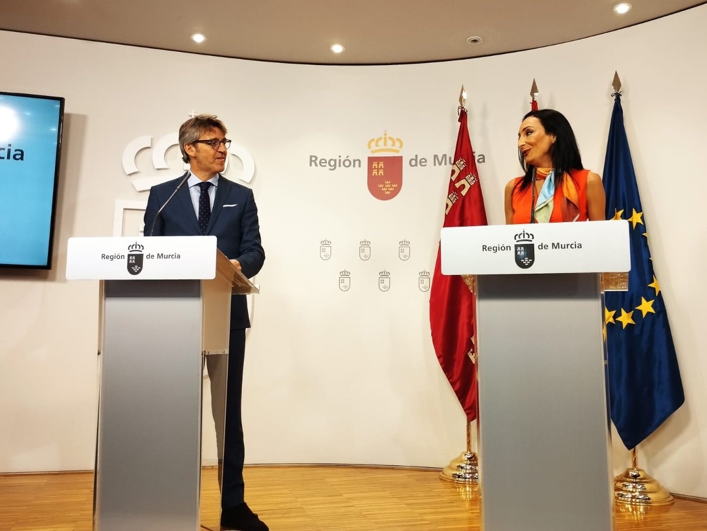 Luis Alberto Marín, consejero de Economía, junto a María del Valle Miguélez, consejera portavoz, en rueda de prensa este jueves