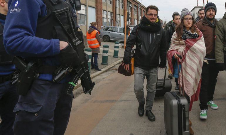 Pasajeros y trabajadores evacúan el edificio de la terminal tras registrarse explosiones en el aeropuerto internacional de Zaventem, cerca de Bruselas (Bélgica) 