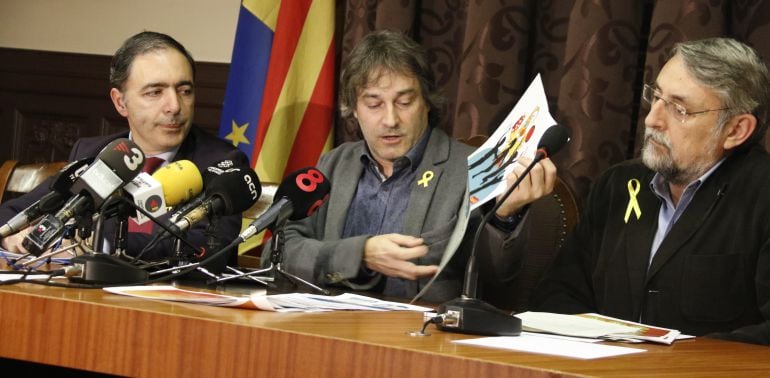 L'alcalde de Ripoll, al mig de la imatge.