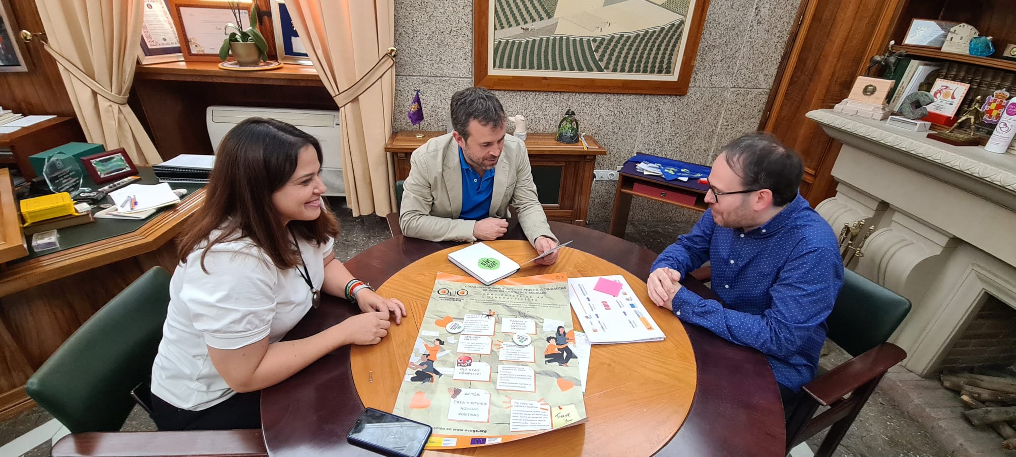 El alcalde de Jaén, Julio Millán (en el centro), durante una reunión de trabajo con el responsable de Comunicación de Jaén Acoge, Álvaro Liétor, y la concejala de Políticas Sociales, Ángeles Díaz