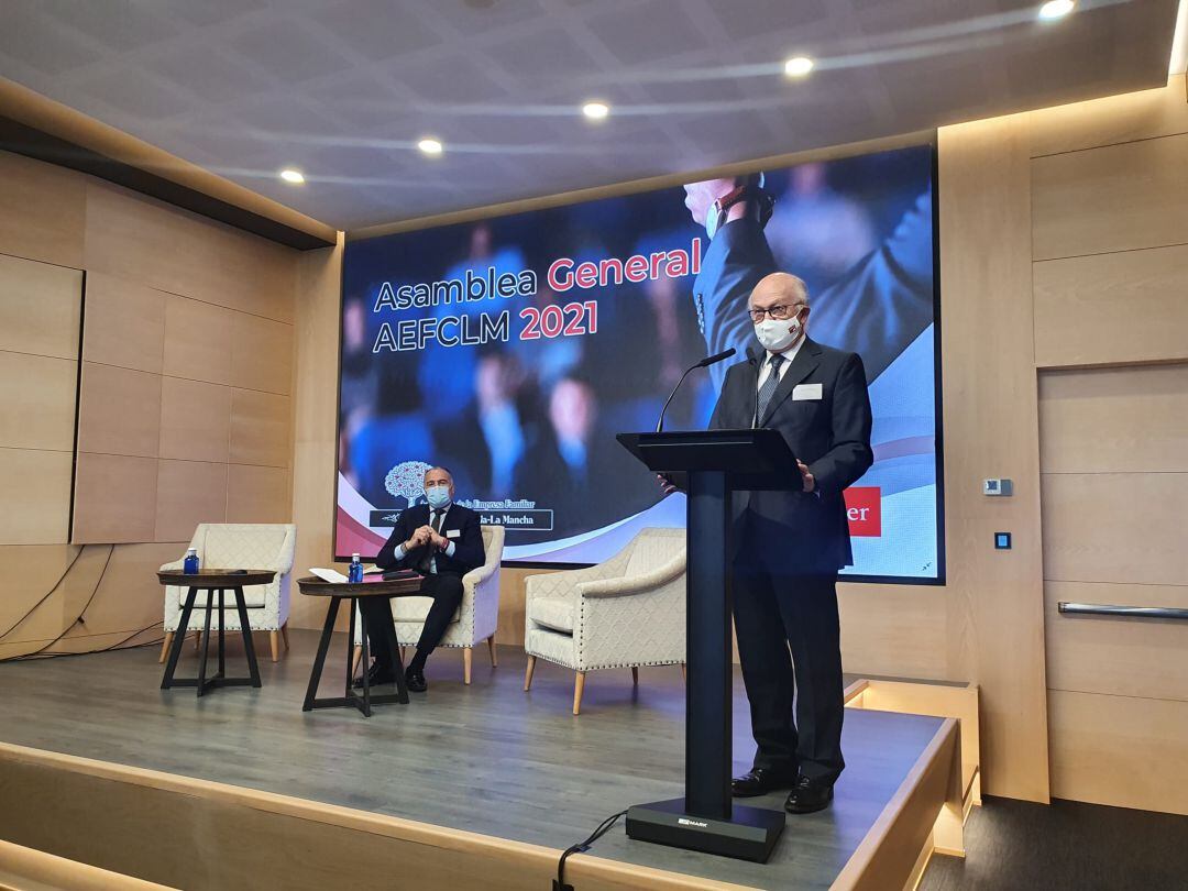 Inauguración de la asamblea general de la mano del presidente de la AEFCLM