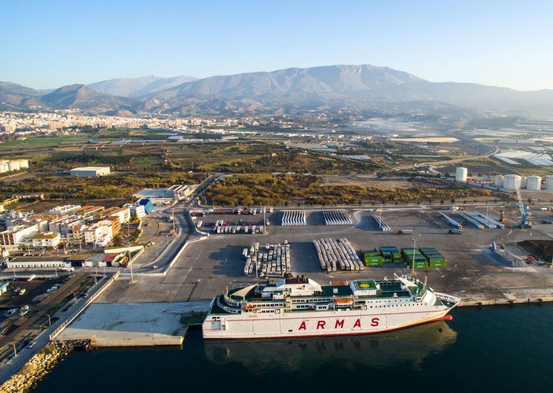 Barco de la naviera Armas atracado en el Puerto de Motril (Granada)