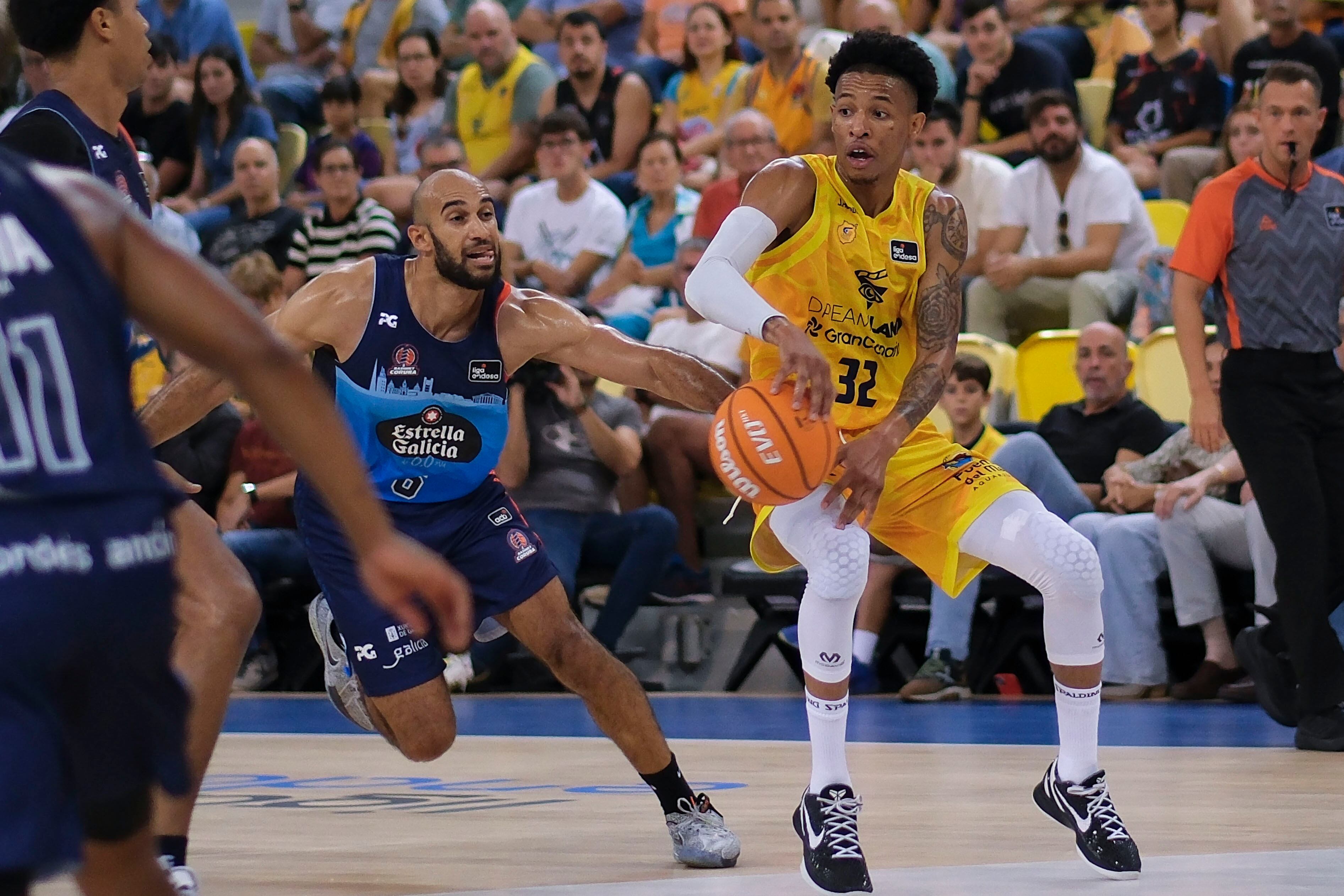 LAS PALMAS DE GRAN CANARIA. 06/10/24.- Joe Thomasson (d) y Philpp Scrubb, jugadores del Dreamland Gran Canaria y de Leyma Coruña, durante su enfrentamiento en la segunda jornada de la Liga Endesa. EFE/Ángel Medina G.
