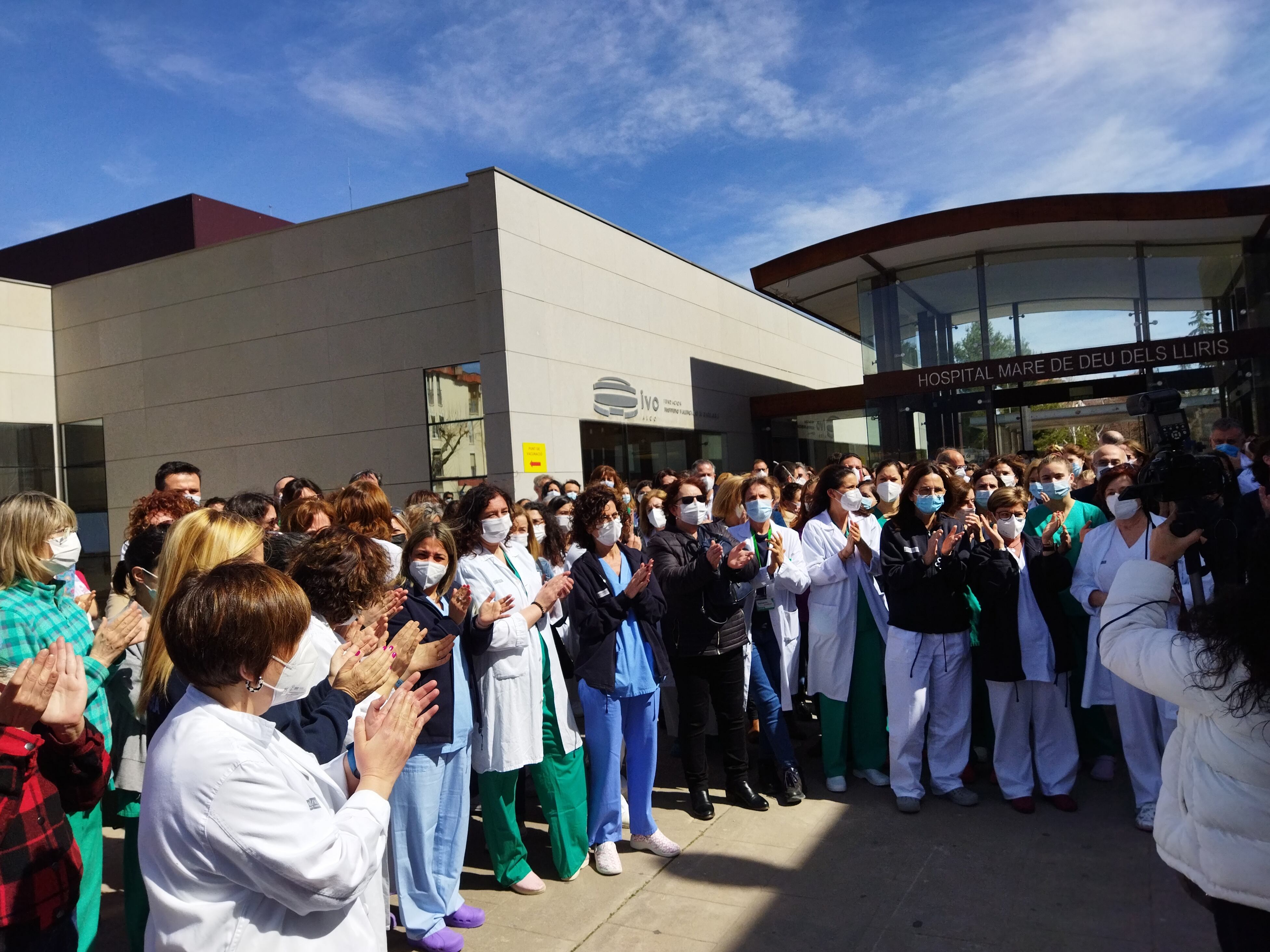Los asistentes aplaudiendo al terminar la concentración celebrada este mediodía a las puertas del hospital Virgen de los Lirios de Alcoy.