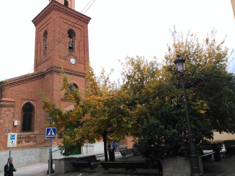 La plaza de la Iglesia de Hortaleza donde se quiere instalar un gran gimnasio. 