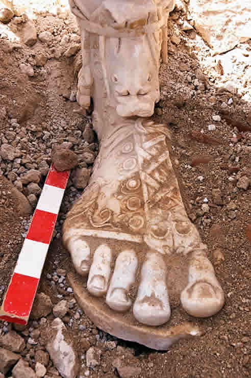 Pie de una gran estatua del emperador Marco Aurelio hallada en el yacimiento de Sagalassos (Turquía)