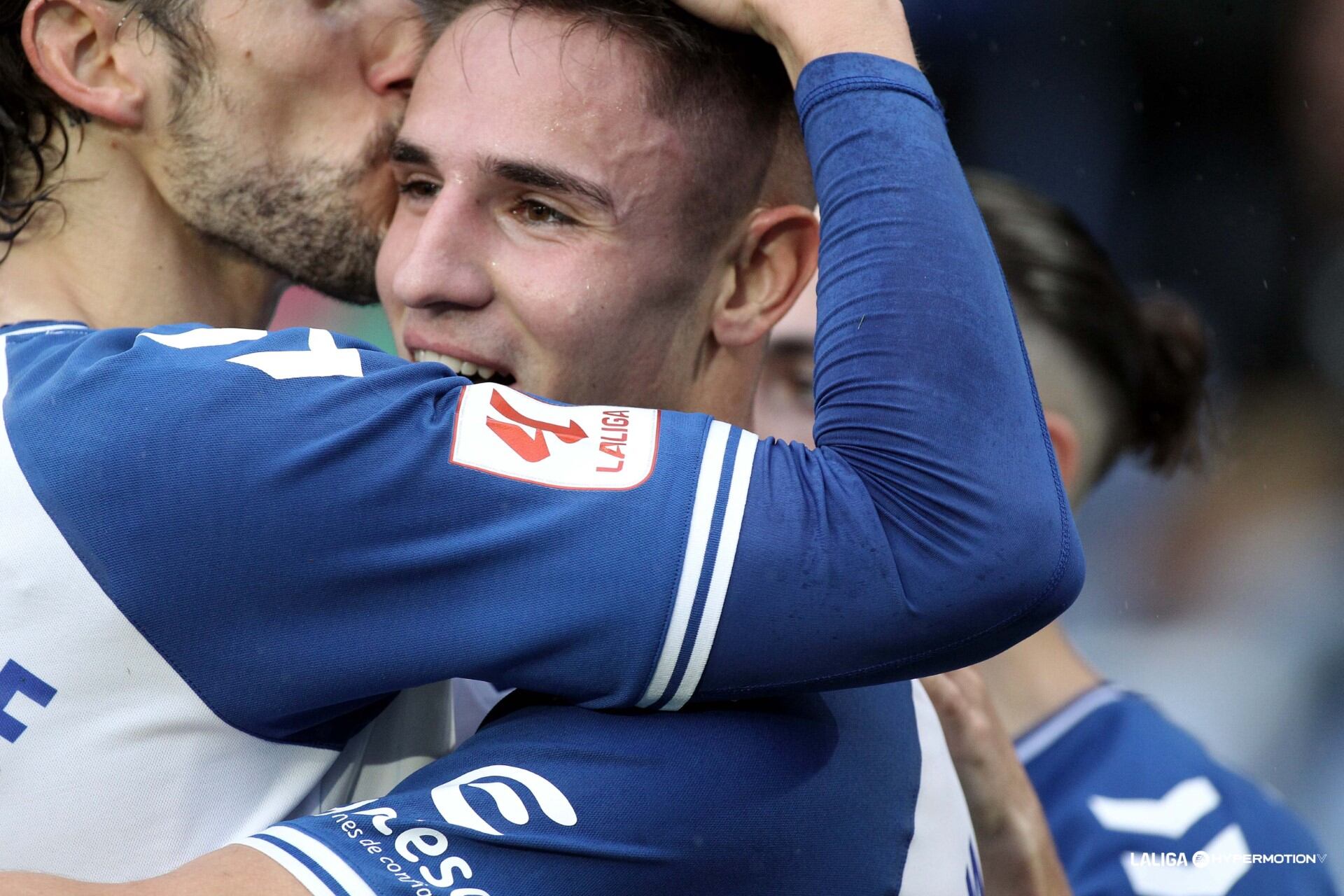 Corredera agradece a Medrano su asistencia para el 1-0 en el minuto 22.