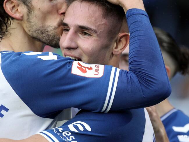 Corredera agradece a Medrano su asistencia para el 1-0 en el minuto 22.