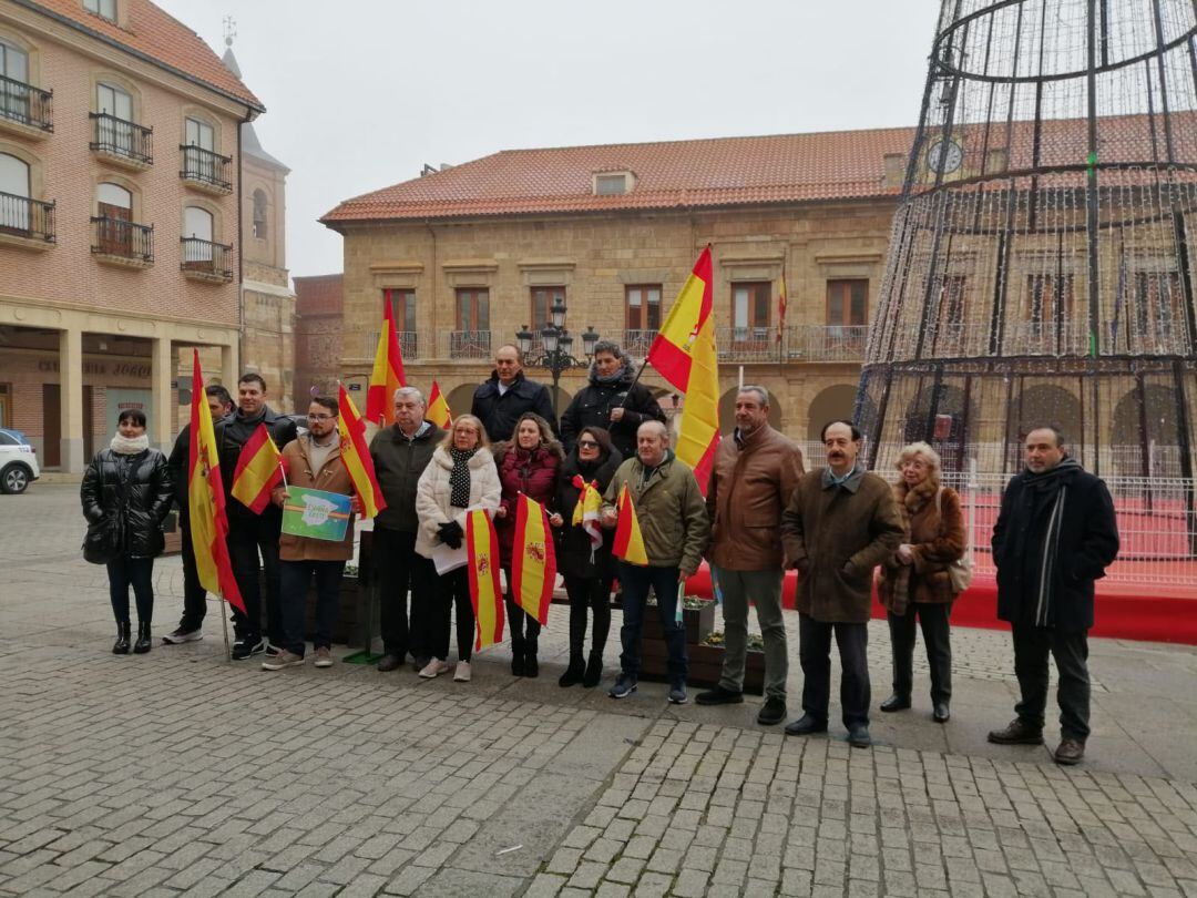 Concentración convocada por Vox en la Plaza Mayor de Benavente