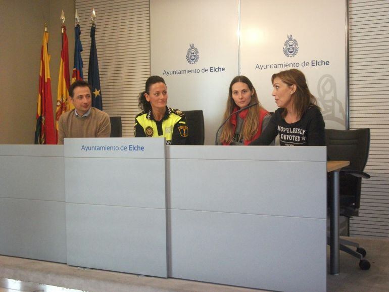 Los concejales Cristina Martínez, Teresa Maciá y Fernando Durá con la policía Sandra Llopis