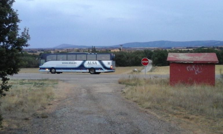 Un autobús espera en la parada establecida en Ribota