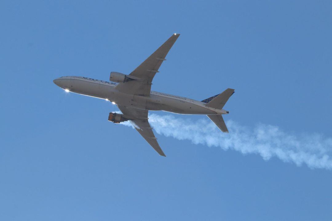 El avión de Denver con el motor incendiado.