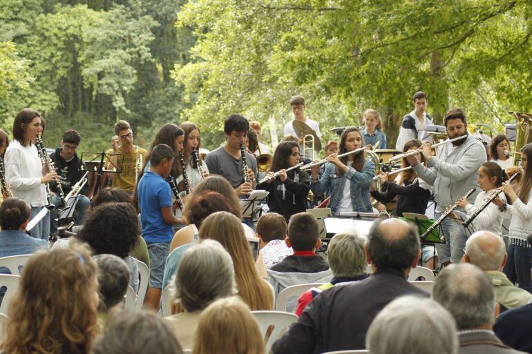 Una banda de música actuando en el homenaje a Manuel María