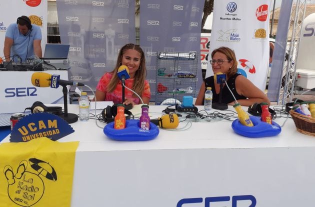 Silvia Egea, concejal de Turismo y Medio Ambiente, junto a Nazaret Navarro, conductora de La Radio Al Sol. Al fondo, Rafa Martínez, técnico.