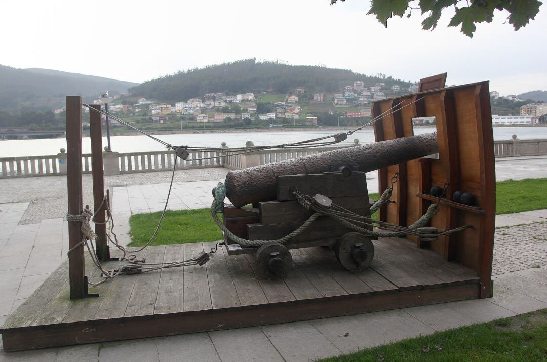 Cañones del naufragio de la Fragata Magdalena, recuperados en la Ría de Viveiro,se exponen el paseo marítimo de fachada en la localidad.