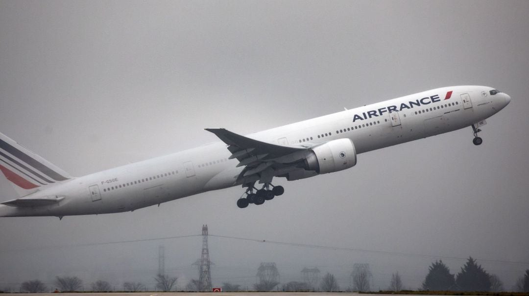 Un avión de AirFrance saliendo del aeropuerto Charles de Gaulle.